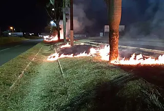 Mulher sai para fazer caminhada, coloca fogo em canteiro central e é multada
