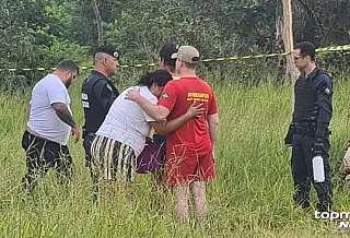 Tia de jovem afogado, encontra amparo em bombeiro em meio à dor e desespero