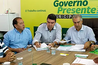 Gerson Claro anuncia que asfalto do frigorífico Balbinos vai sair do papel