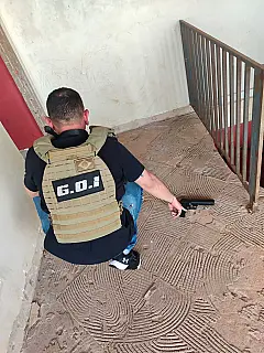 Polícia resgata vítima amarrada em cativeiro e prende quatro suspeitos