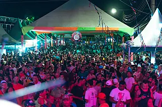 Abertura do APT Folia 2025 leva multidão ao recinto da festa do peão  Aparecida do Taboado