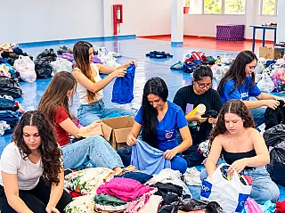 Estudantes da Liga Universitária arrecadam roupas para famílias vulneráveis