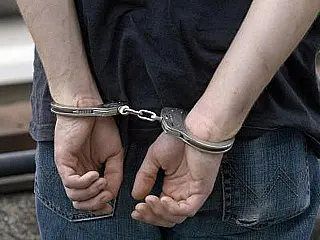 Homem chuta cadeiras, portas de hospital e vai preso ao xingar PM's e médico