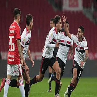 São Paulo supera Inter no Beira-Rio e vence primeira no Brasileiro