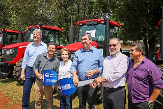Aparecida do Taboado recebe trator 4x4 em evento do MAPA e PROMAQ