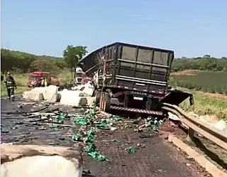 Colisão frontal entre carretas deixa dois motoristas mortos na BR-158