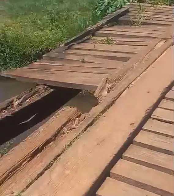 Morador denuncia ponte de madeira em más condições em Glória de Dourados