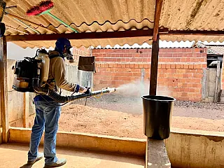 Agentes realizam borrifação contra o mosquito da dengue no Cidade Nova