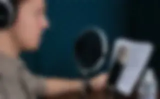 Ouvinte 'apaixonada', persegue e ameaça locutor de rádio, que procura a polícia em Campo Grande