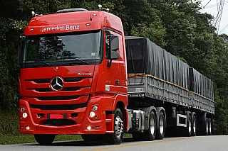 Glória de Dourados recebe carreta da Receita Federal para reforçar transporte no setor rural