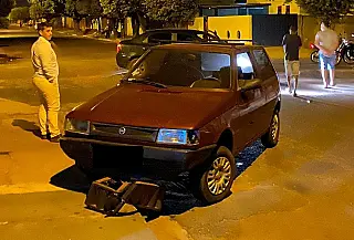 Nova Andradina - Dois veículos se chocam e um deles arranca lixeira de residência