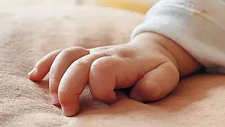 Polícia arrebenta cadeados e encontra bebê e criança seminuas abandonadas em casa
