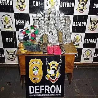 Polícia fecha entreposto de drogas, prende protético e apreende skunk