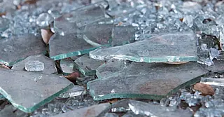 Loja tem vitrine quebrada e celular furtado em Aparecida do Taboado