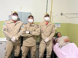 No Dia Nacional do Corpo de Bombeiros, equipe realiza parto de emergência dentro de viatura.