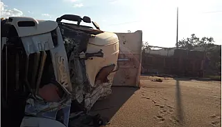 Caminhoneiro e namorada morrem após pneu estourar e carreta tombar na BR-158