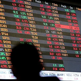 Bolsa cai 30%, e dólar sobe 16% em março com pandemia de coronavírus