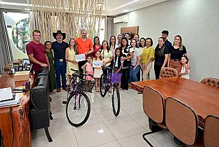 Alunas da Rede Municipal de Ivinhema vencem concurso de desenhos que irão estampar cadernos de 2026