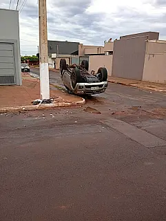 Caminhonete capota após colisão com van na Avenida Reinaldo Massi, em Ivinhema