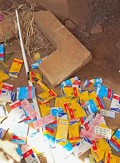 Medicamentos da Farmácia Básica são encontrados descartados em bueiro em Nova Andradina