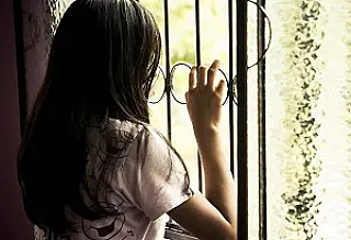 Pai mantinha presa em casa menina, que só podia sair após sessão de estupros