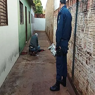 Homem é encontrado morto após cair de muro em corredor de kitnets