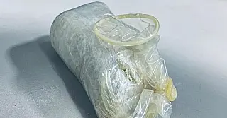 Mulher é flagrada com pasta base de cocaína escondida em preservativo