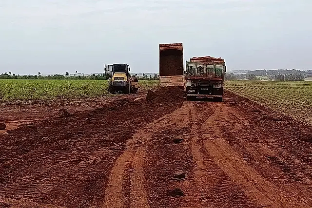 Prefeitura realiza cascalhamento na região da Fazenda São Lourenço