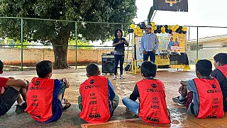 Escola de Selvíria recebe uniformes e materiais do projeto Futebol de Rua