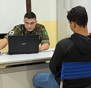 Jovens de Deodápolis realizam alistamento militar na Escola Elizabete Lucena Campos