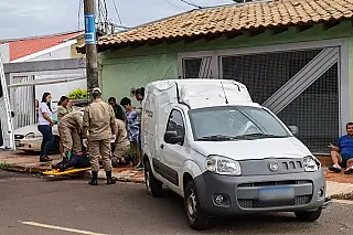Veículo Fiat Fiorino capota após desrespeito à sinalização de Pare em Campo Grande