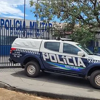 Homem é preso após resistir à abordagem e confrontar policiais em praça