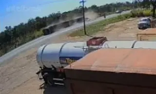 Retirada de carreta tombada com carga de algodão vai bloquear trecho da BR-163