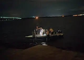 Família é resgatada após embarcação virar no Rio Paraná, em Aparecida do Taboado