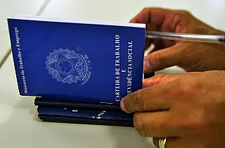 Emprego formal cresce e taxa de desemprego recua no país