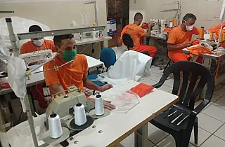 Reeducandos de Nova Andradina confeccionam aventais cirúrgicos para hospital