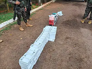 Policial rodoviário é preso com mais de 200 iPhones e perfumes contrabandeados