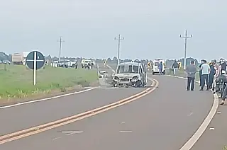 Van da Saúde de Coronel Sapucaia pega fogo após passar sobre corpo em rodovia