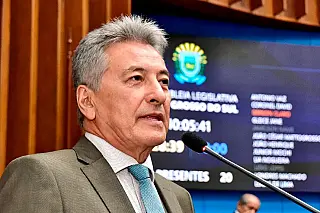 Na tribuna, deputado Roberto Hashioka defende valorização de professores convocados