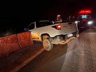 Motorista bate em mureta e carro fica pendurado em ponte na MS-141