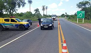 Com barreiras e equipes volantes, Polícia Militar Rodoviária vigia rodovias contra acidentes