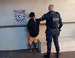 Homem é detido acusado de esfaquear pessoas na rua