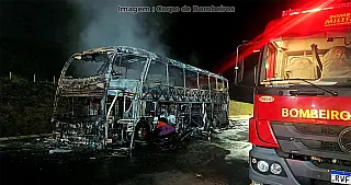 Incêndio destrói ônibus na BR-158, em Paranaíba; passageiros são retirados a tempo