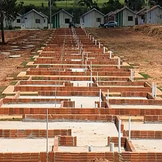 Estado multa empresa contratada para construir bases habitacionais em Dourados