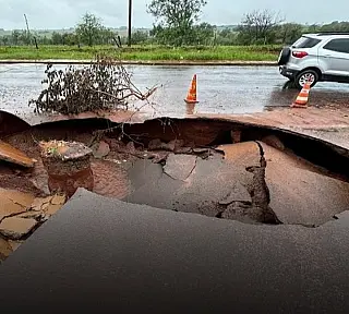 Chuva forte faz asfalto ceder em cruzamento de avenidas