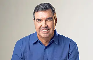 Eduardo Riedel é reeleito governador de MS no primeiro turno