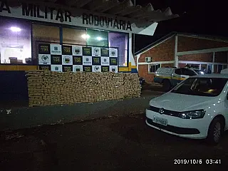 Motorista abandona veículo com mais de meia tonelada de maconha