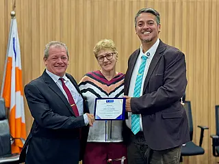Ber Galter e Gilsinho homenageiam servidora aposentada