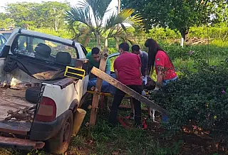 Bombeiro a paisana socorre feridos em acidente de carro em MS