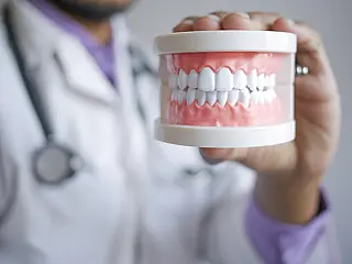 Dia da Dentadura destaca importância da prótese para saúde bucal e qualidade de vida
